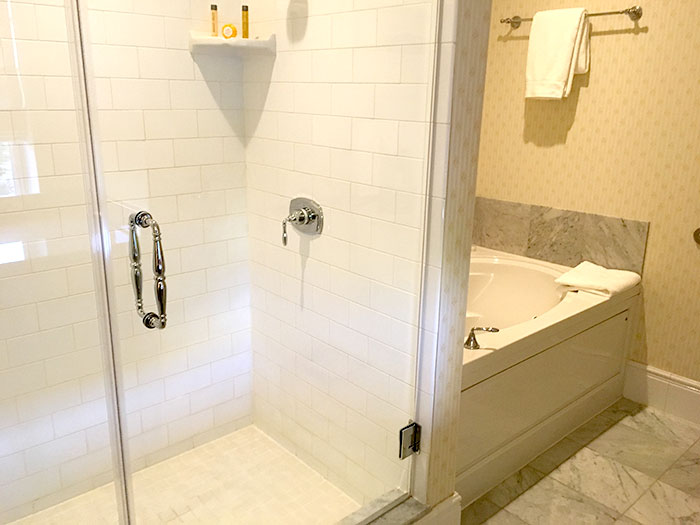 hotel-providence-bathroom-dr-seuss-suite